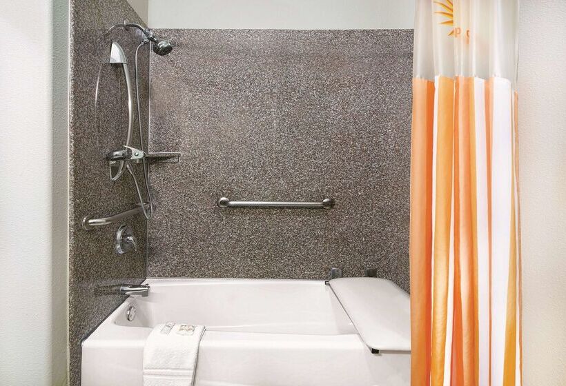 酒店 La Quinta Inn & Suites By Wyndham Mercedes Outlet Mall