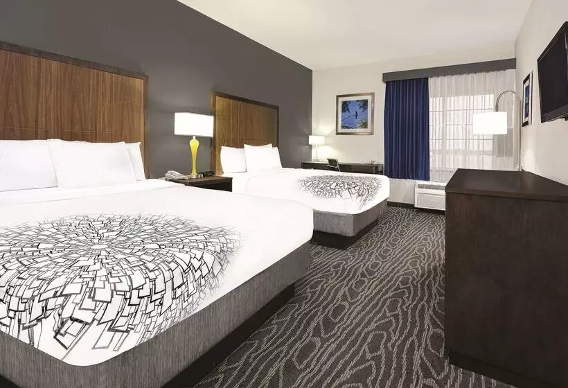 Отель La Quinta Inn & Suites By Wyndham Mercedes Outlet Mall