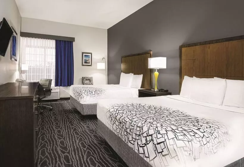 Отель La Quinta Inn & Suites By Wyndham Mercedes Outlet Mall