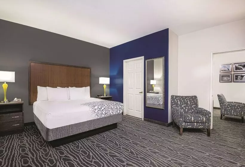 Отель La Quinta Inn & Suites By Wyndham Mercedes Outlet Mall
