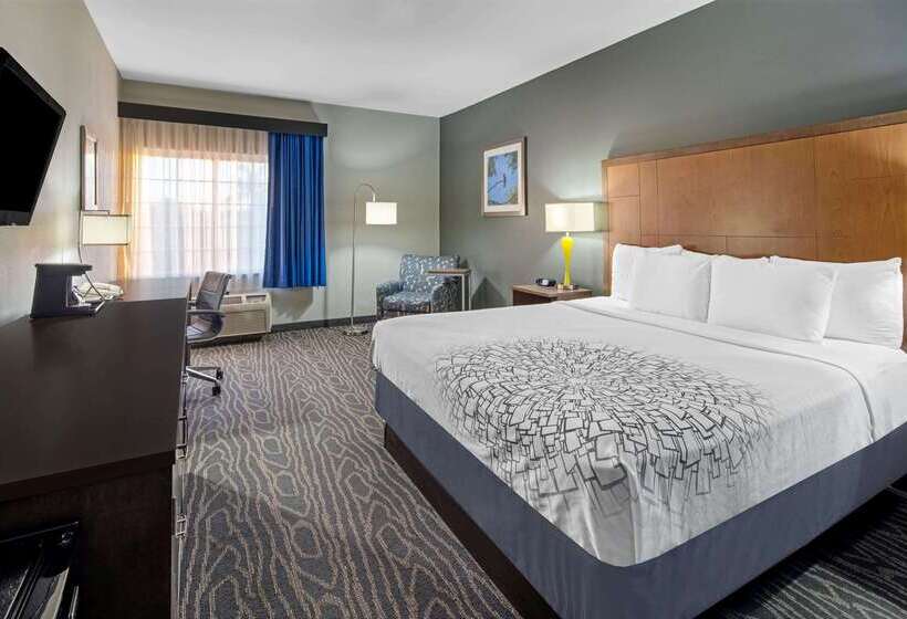 酒店 La Quinta Inn & Suites By Wyndham Mercedes Outlet Mall