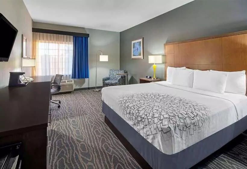 Отель La Quinta Inn & Suites By Wyndham Mercedes Outlet Mall