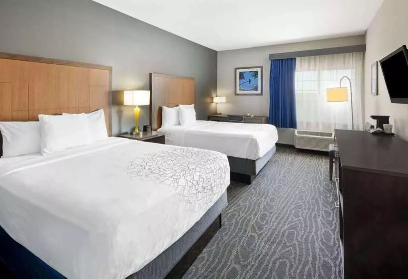 Отель La Quinta Inn & Suites By Wyndham Mercedes Outlet Mall