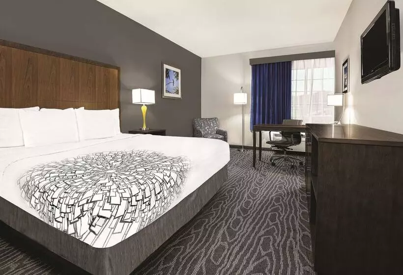 Отель La Quinta Inn & Suites By Wyndham Mercedes Outlet Mall