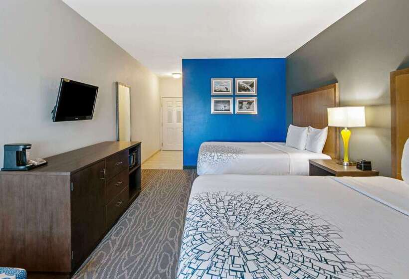 酒店 La Quinta Inn & Suites By Wyndham Mercedes Outlet Mall