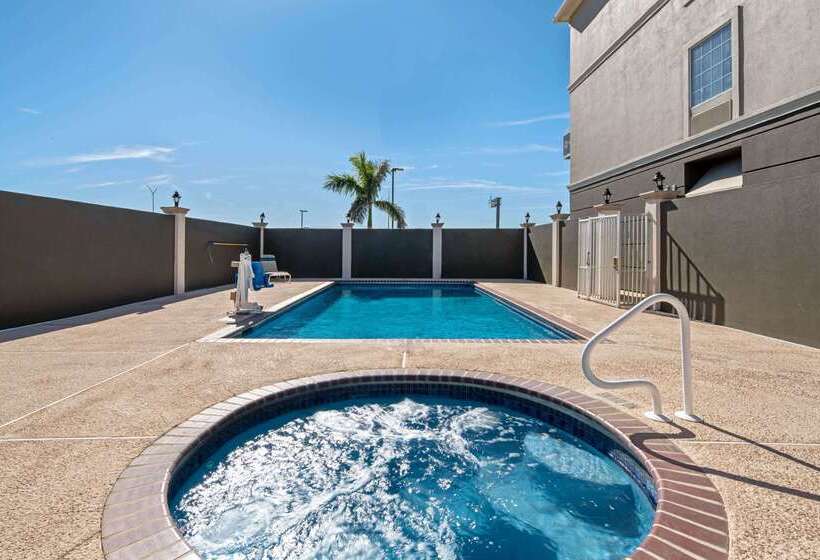 酒店 La Quinta Inn & Suites By Wyndham Mercedes Outlet Mall