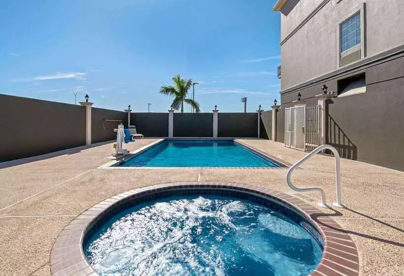 Отель La Quinta Inn & Suites By Wyndham Mercedes Outlet Mall