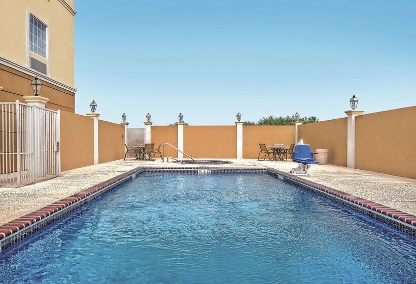 酒店 La Quinta Inn & Suites By Wyndham Mercedes Outlet Mall