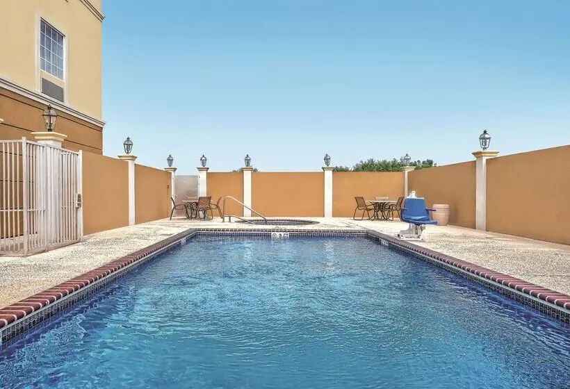 Отель La Quinta Inn & Suites By Wyndham Mercedes Outlet Mall