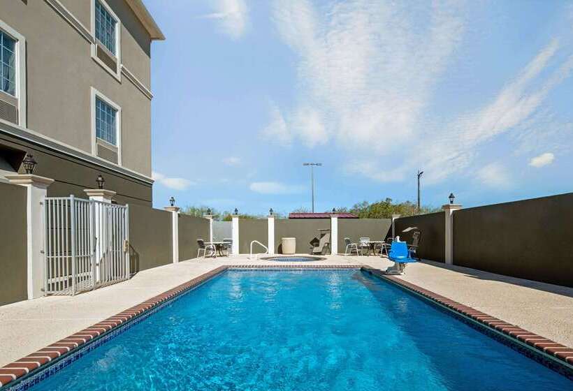 酒店 La Quinta Inn & Suites By Wyndham Mercedes Outlet Mall