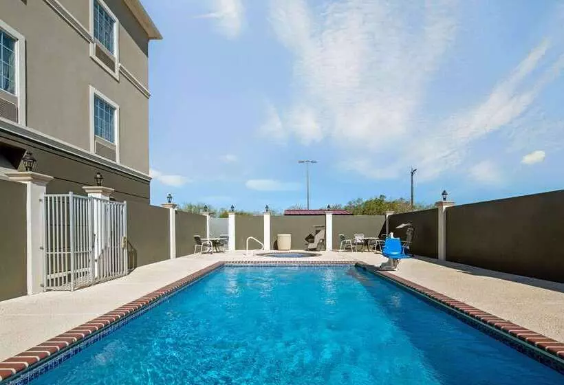 Отель La Quinta Inn & Suites By Wyndham Mercedes Outlet Mall