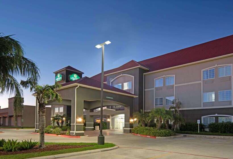 酒店 La Quinta Inn & Suites By Wyndham Mercedes Outlet Mall