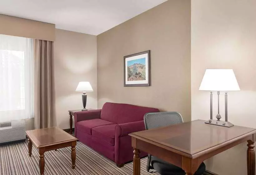 Отель La Quinta By Wyndham Trinidad