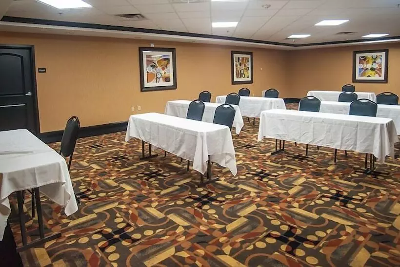 בית מלון כפרי Hampton Inn & Suites Palestine