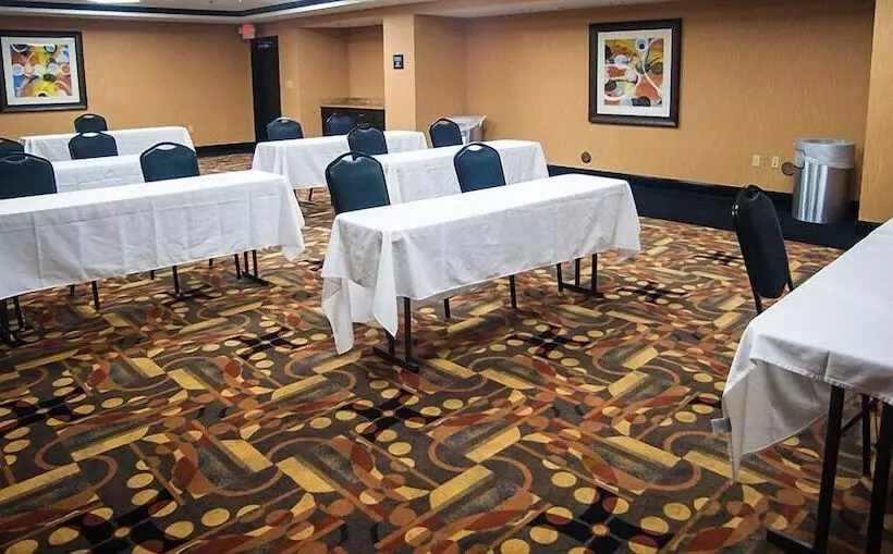 בית מלון כפרי Hampton Inn & Suites Palestine