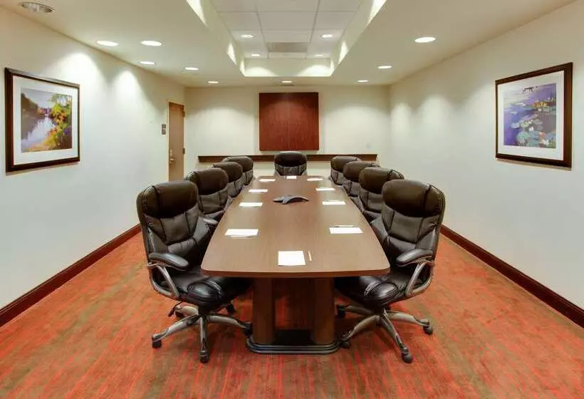 هتل Hampton Inn Garden City Long Island