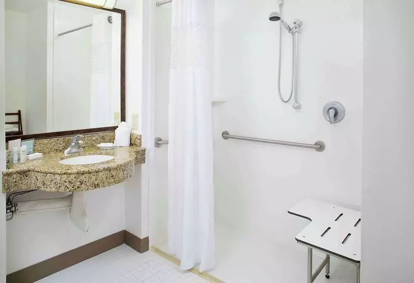 هتل Hampton Inn Garden City Long Island