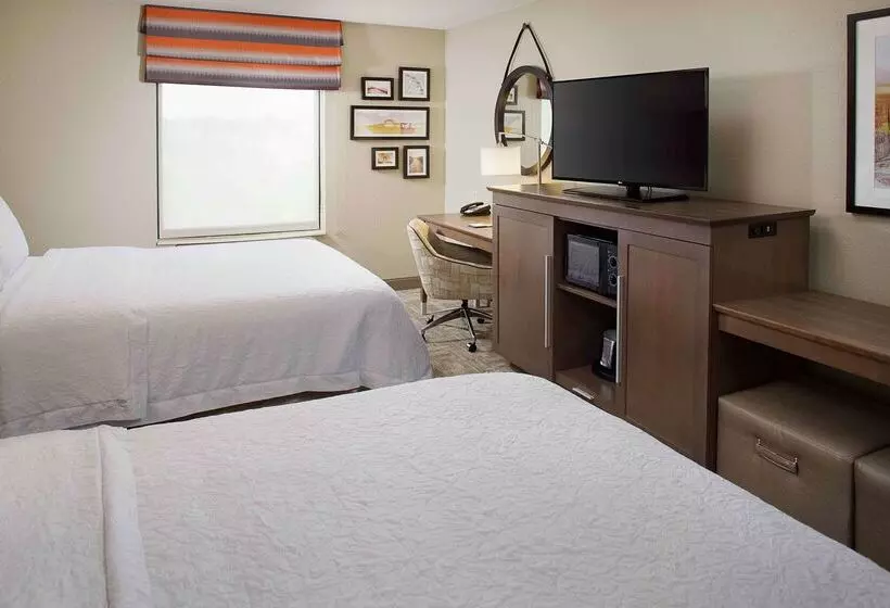 هتل Hampton Inn Garden City Long Island