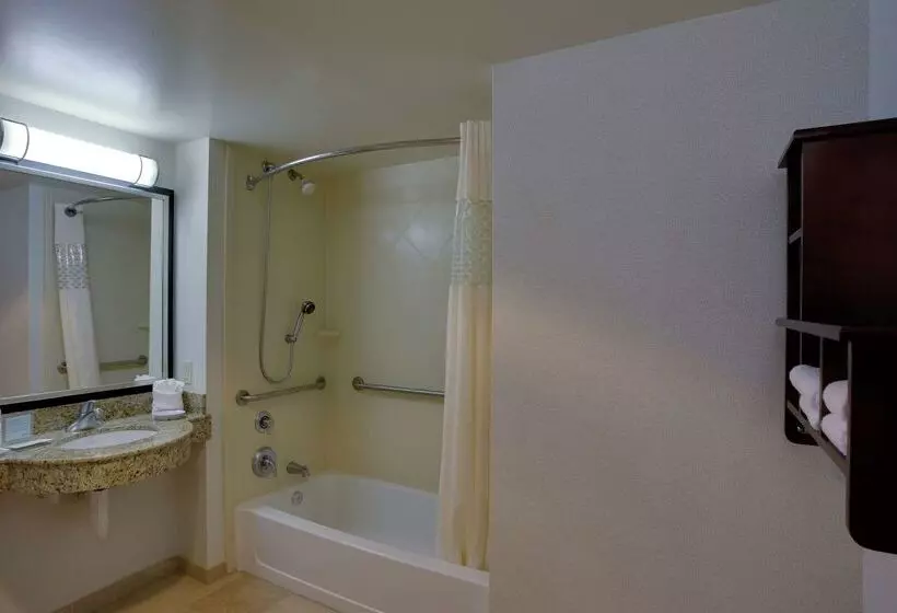 هتل Hampton Inn Garden City Long Island