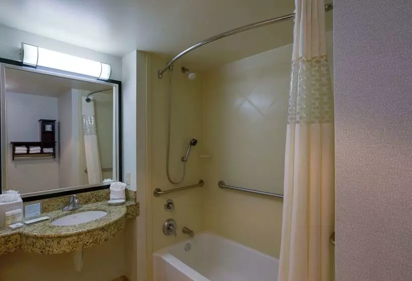 هتل Hampton Inn Garden City Long Island