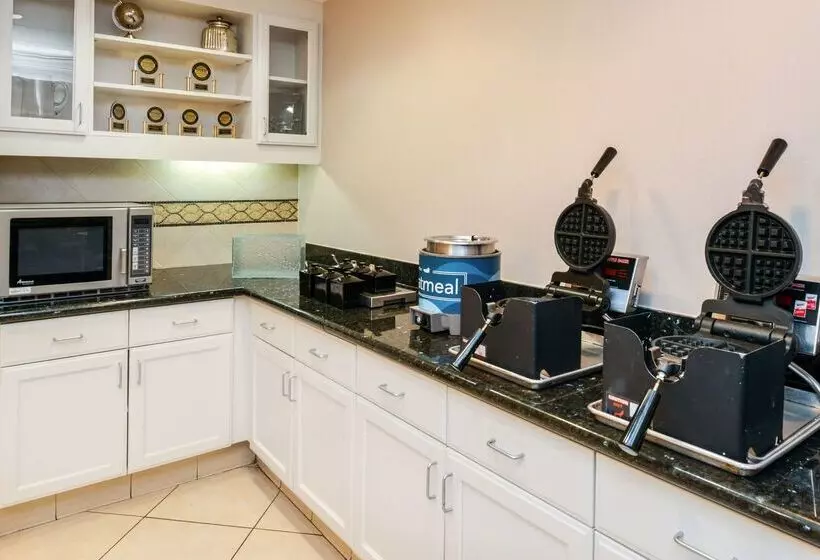 בית מלון כפרי Homewood Suites By Hilton Fresno