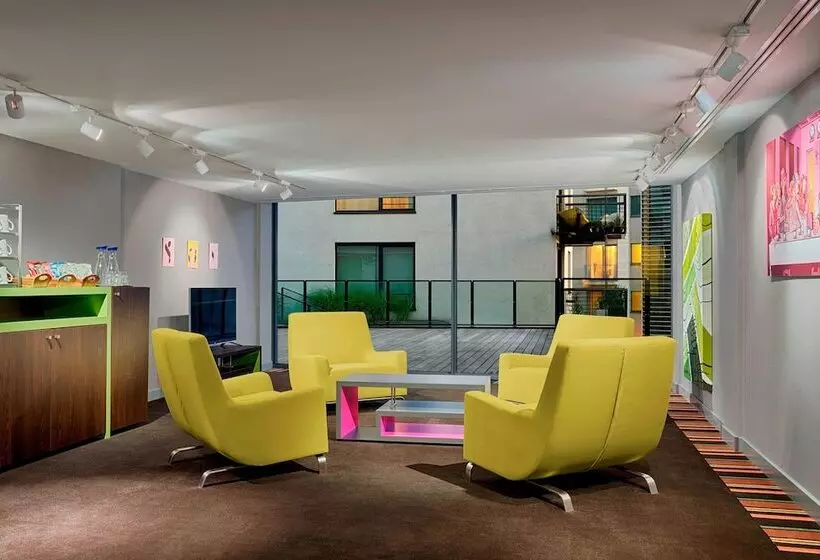 هتل Aloft Brussels Schuman