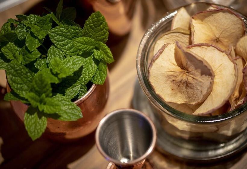 هتل Aloft Brussels Schuman