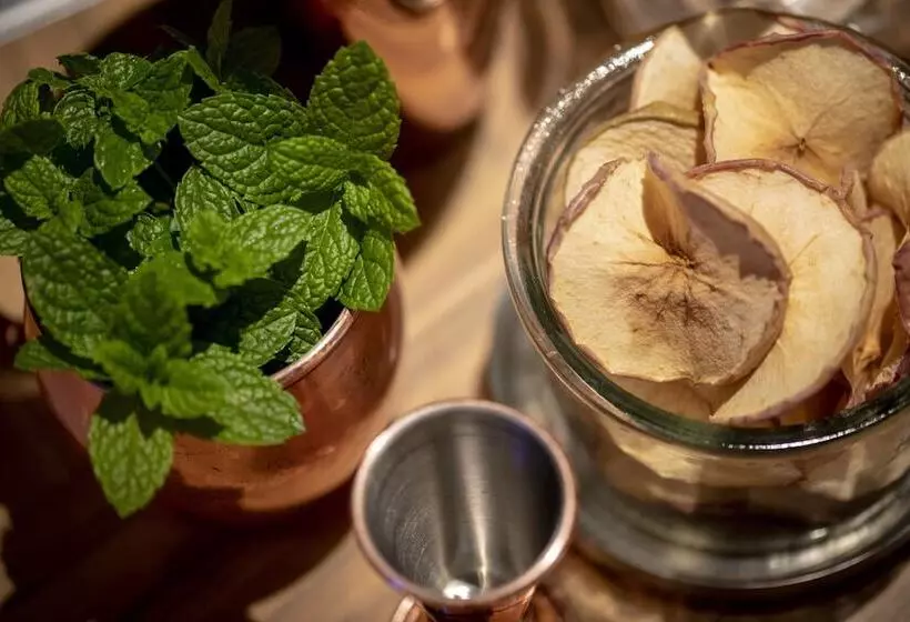 هتل Aloft Brussels Schuman