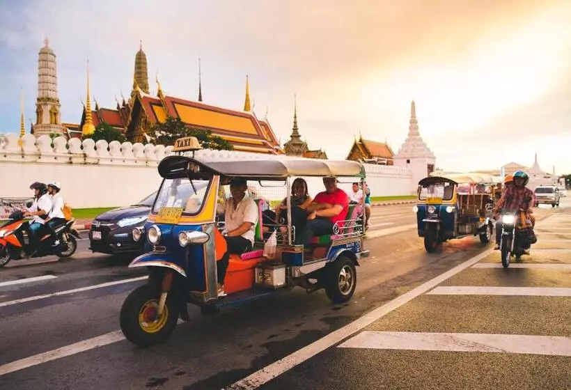 Hotelli Feung Nakorn Balcony Rooms And Cafe