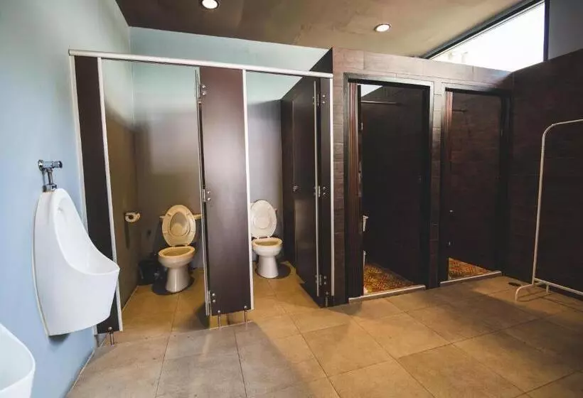 Hotelli Feung Nakorn Balcony Rooms And Cafe