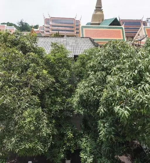 Hotelli Feung Nakorn Balcony Rooms And Cafe