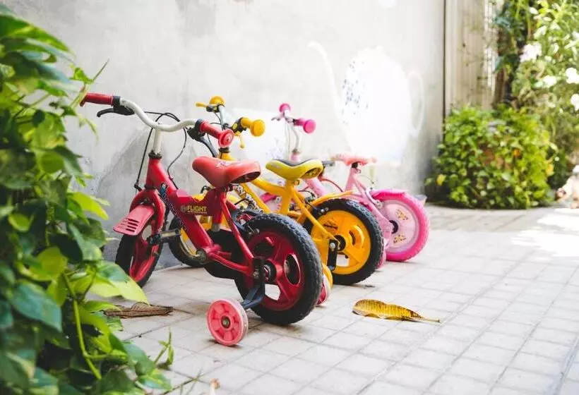 Hotelli Feung Nakorn Balcony Rooms And Cafe