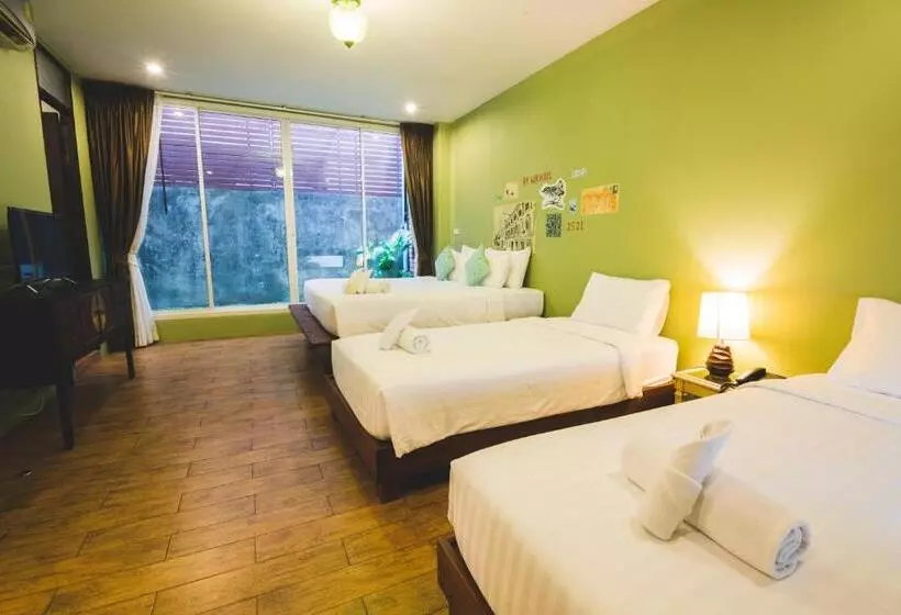 Hotelli Feung Nakorn Balcony Rooms And Cafe