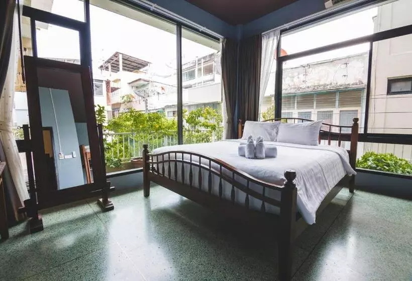 Hotelli Feung Nakorn Balcony Rooms And Cafe