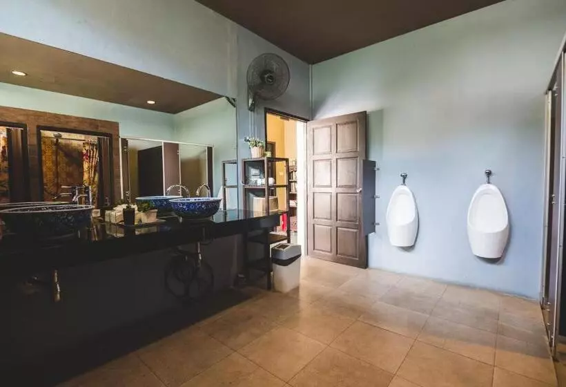 Hotelli Feung Nakorn Balcony Rooms And Cafe