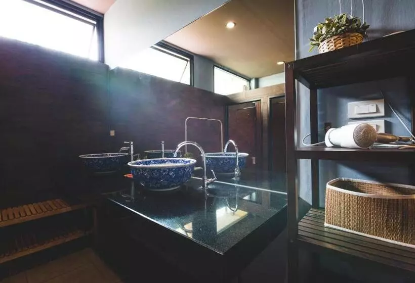 Hotelli Feung Nakorn Balcony Rooms And Cafe