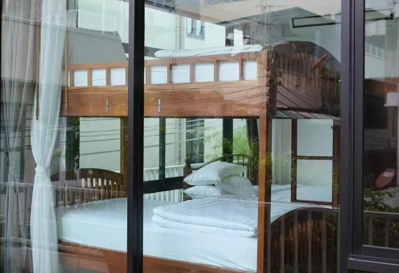 Hotelli Feung Nakorn Balcony Rooms And Cafe