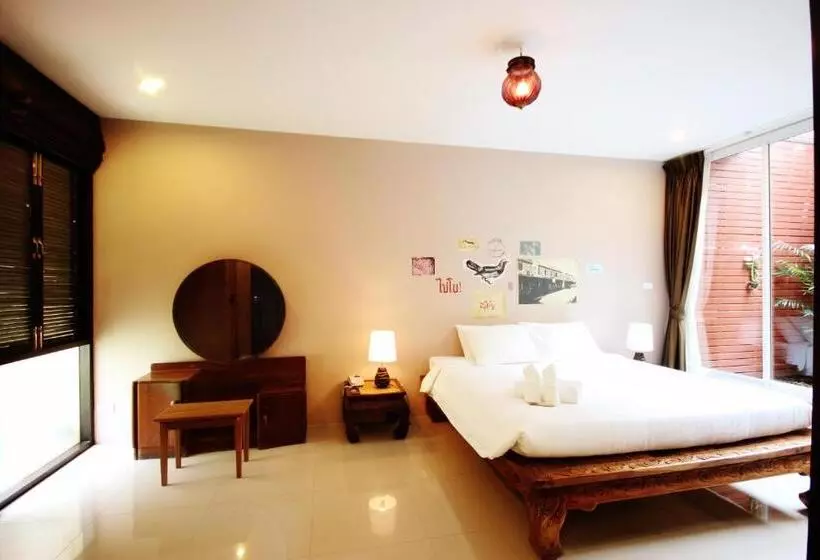 Hotelli Feung Nakorn Balcony Rooms And Cafe
