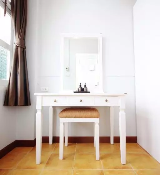 Hotelli Feung Nakorn Balcony Rooms And Cafe