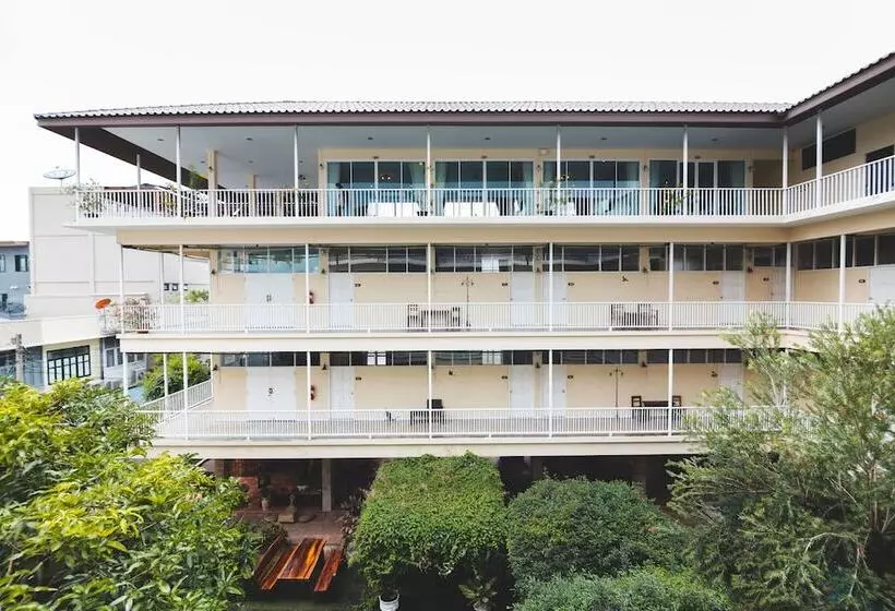 Hotelli Feung Nakorn Balcony Rooms And Cafe