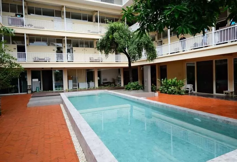 Hotelli Feung Nakorn Balcony Rooms And Cafe