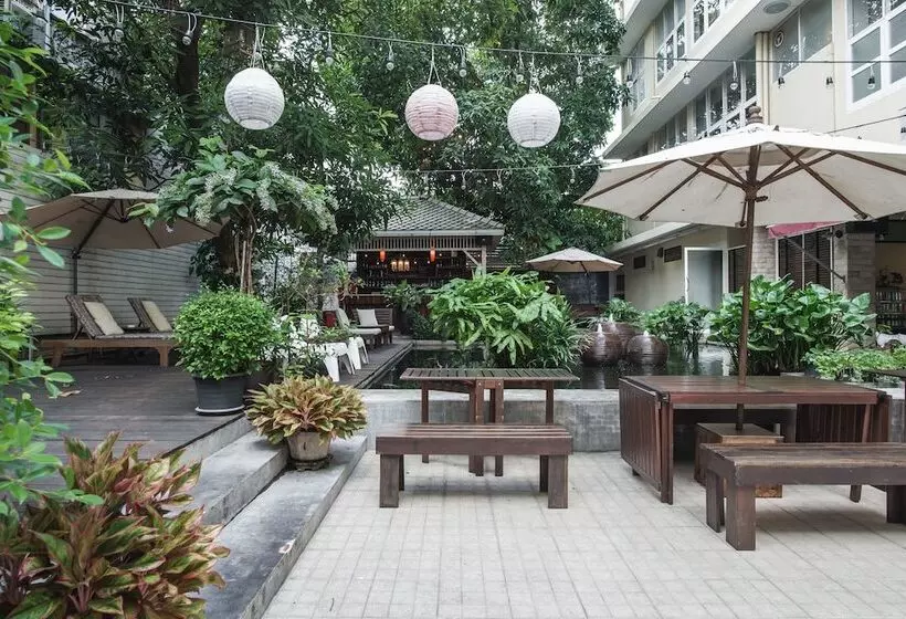 Hotelli Feung Nakorn Balcony Rooms And Cafe