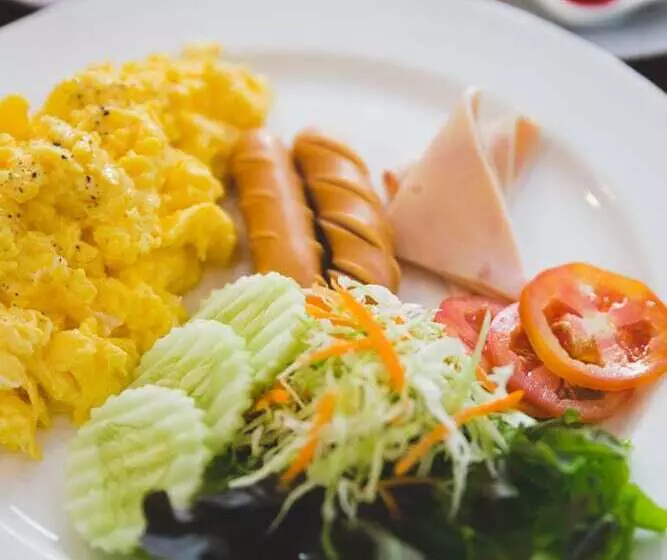 Hotelli Feung Nakorn Balcony Rooms And Cafe