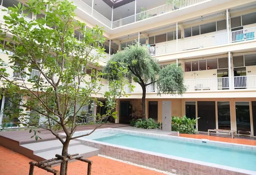 Hotelli Feung Nakorn Balcony Rooms And Cafe