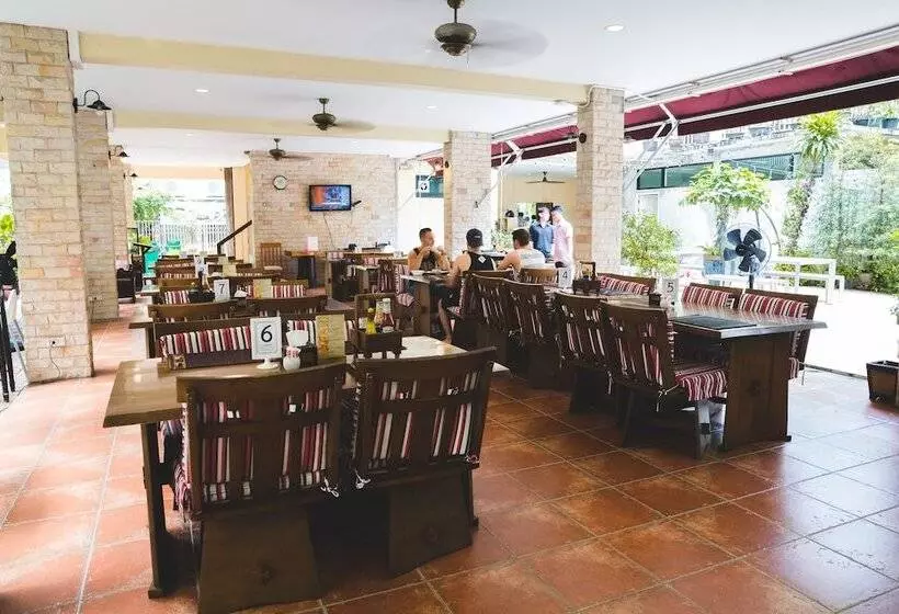 Hotelli Feung Nakorn Balcony Rooms And Cafe