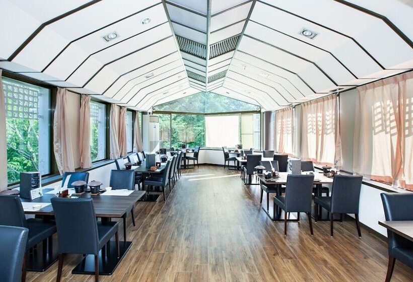 Отель Izu Ippeki Lake Lakeside Terrace