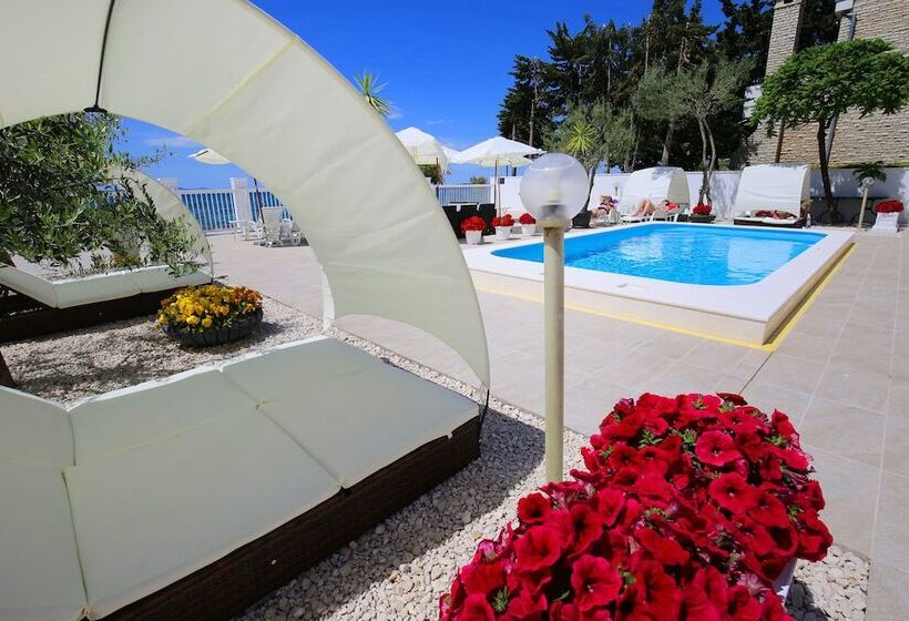 هتل Villa Triana Adults Only