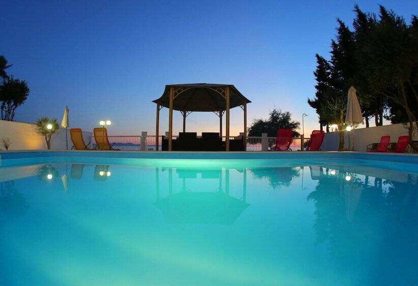 هتل Villa Triana Adults Only