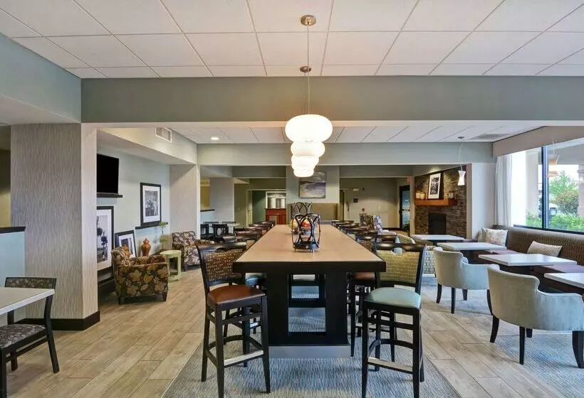 Отель Hampton Inn Lewisburg