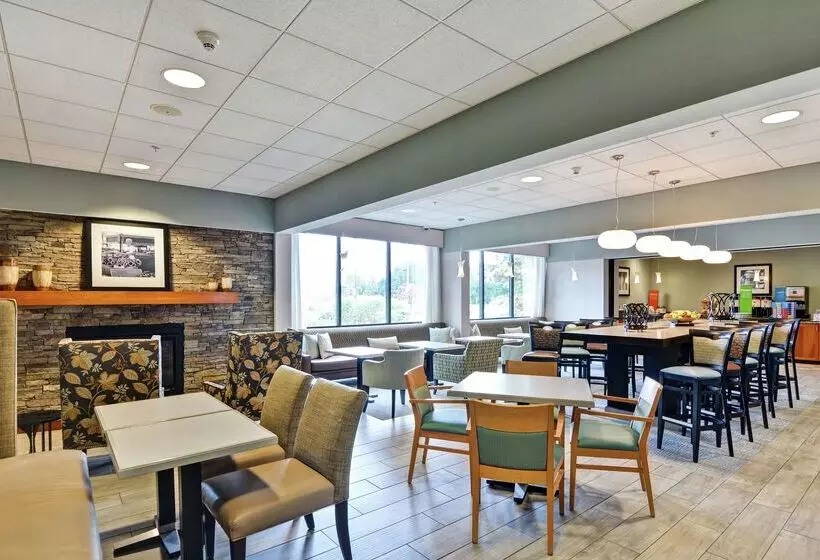 Отель Hampton Inn Lewisburg